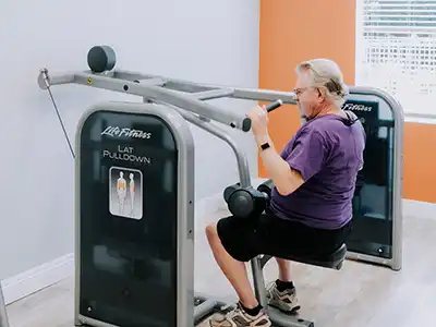 A man working out on an exercise machine.